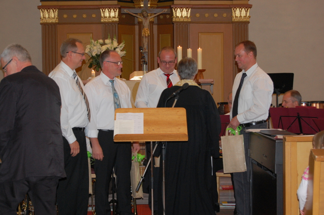 Auch Frau Pfarrerin Lingenberg gratuliert den Geehrten - es fehlen auf dem Bild: Ulf Backheuer und Klaus Dittus 
